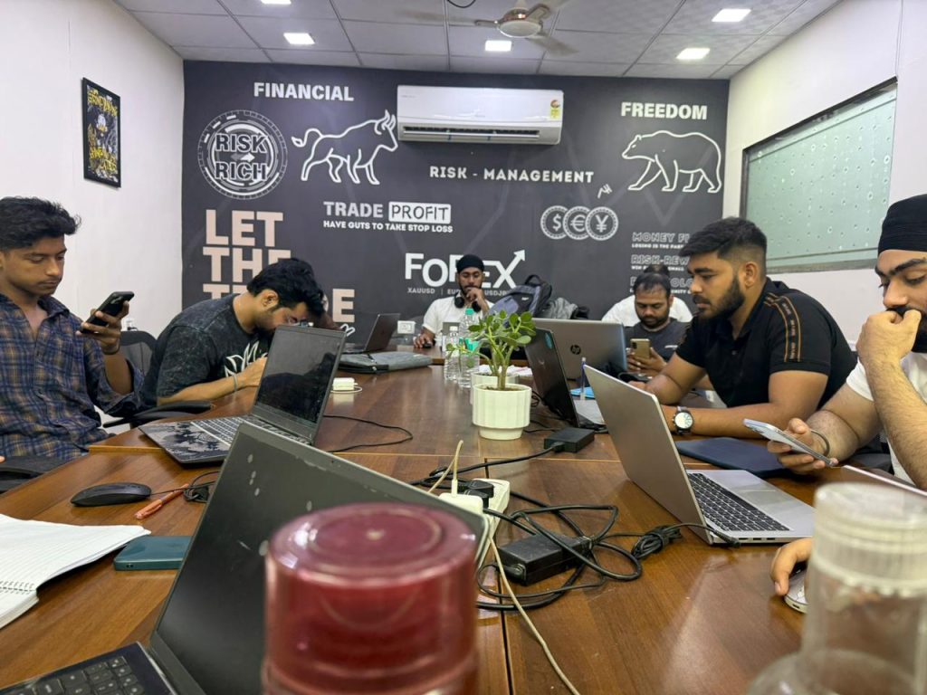 Mentor teaching live trading classes in Delhi at Monark FX
